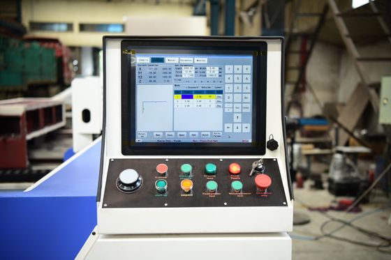 Двойное металлический лист режущих инструментов машины CNC v стороны калибруя гидравлический 1250 Mm